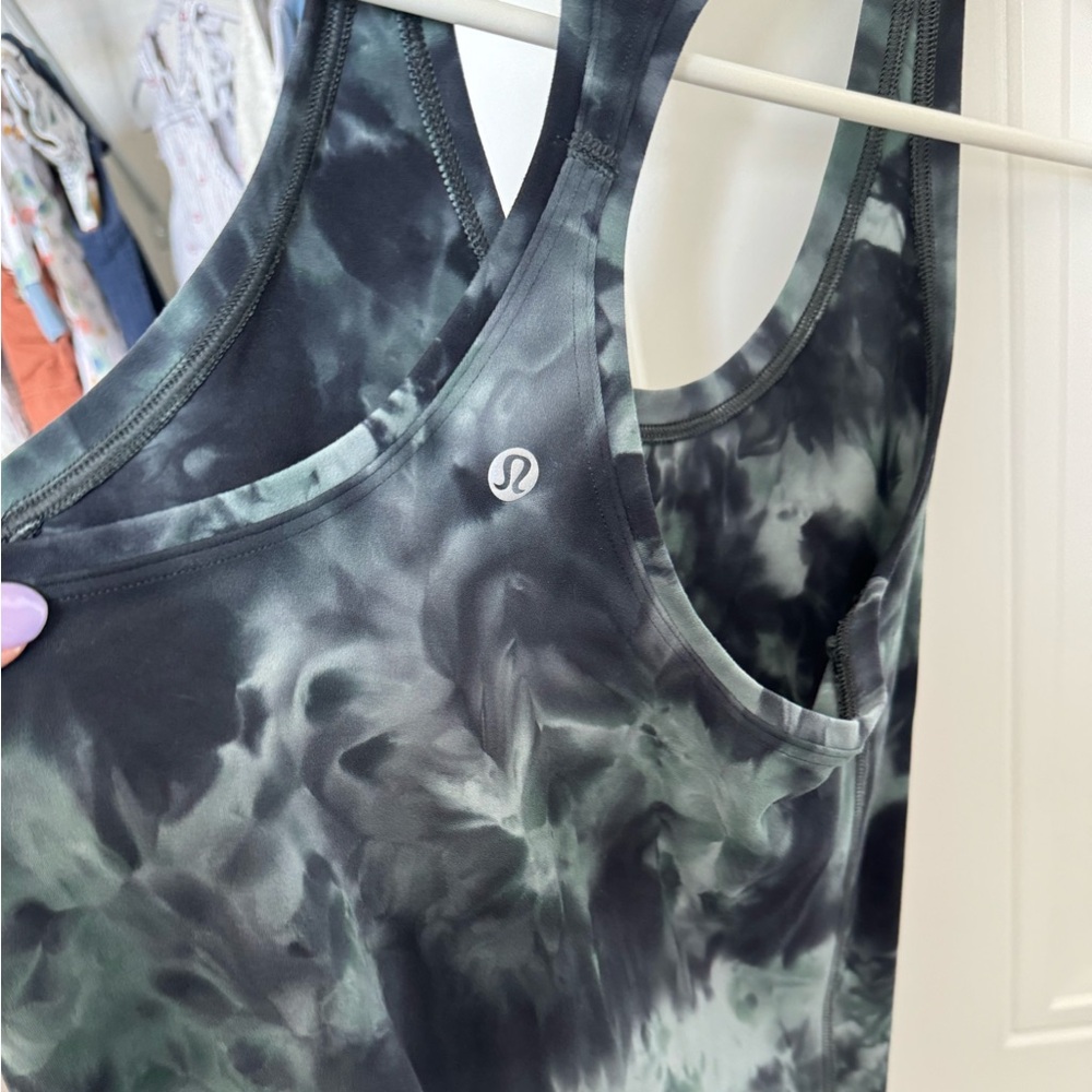 Tie dye lululemon tank size 6